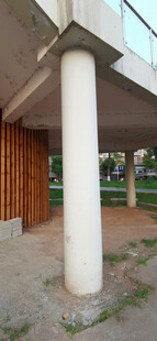 户外白色立柱建筑场景