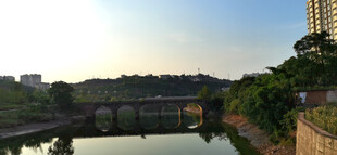 河畔城市黄昏与古桥美景