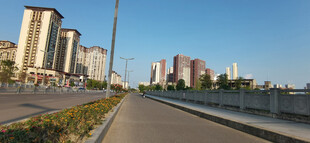 城市道路旁的现代建筑景观