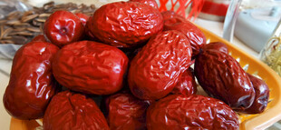 饱满红润的新鲜大红枣