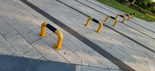 公园黄色禁止停车阻挡物