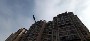 高层住宅楼仰视景象