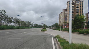 宽阔城市道路与高楼景观