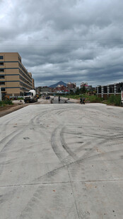 空旷场地与远处建筑
