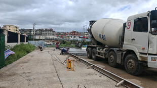 施工现场的混凝土搅拌车