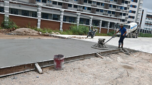 工人进行地面施工场景