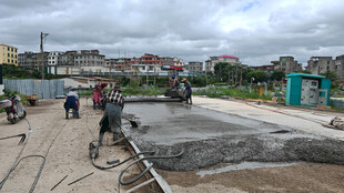 工人进行地面施工场景