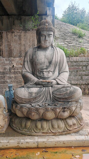 古老佛像坐于庄严石座