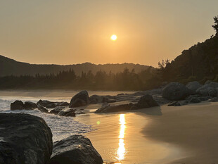 夕阳下的海边岩石美景