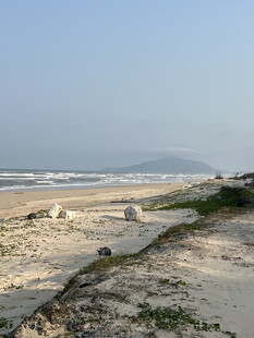 宁静沙滩与远处山峦美景
