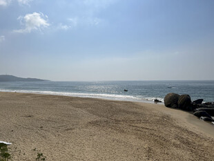 宁静海滩 海浪轻拍沙石