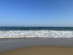 海边沙滩 海浪轻拍海岸