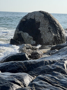 海边巨石 海浪拍岸景象