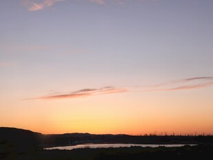 日落时分的美丽湖景