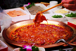 热辣火锅涮食材瞬间