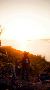 夕阳下的户外徒步场景