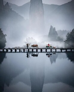 浮桥行人