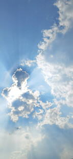 蓝天白云间的梦幻云朵