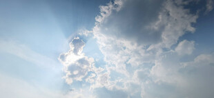 晴朗天空中的白云