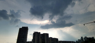 城市上空的阴沉乌云