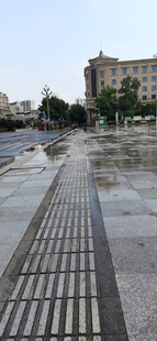 雨后城市广场的盲道