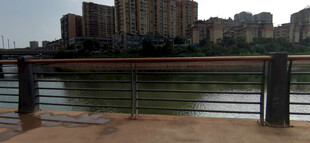 河畔护栏与远处高楼景观