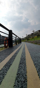 雨后多彩步道延伸向远方