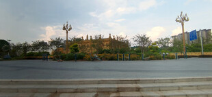 阴天下的城市开阔广场景观