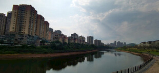 阴天的河畔城市风光