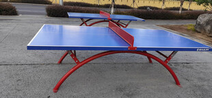 户外蓝色乒乓球台