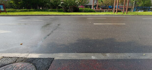 雨后湿润的城市道路