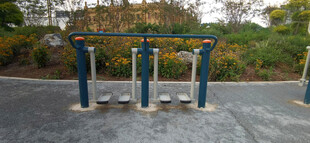 户外蓝色健身器材场景