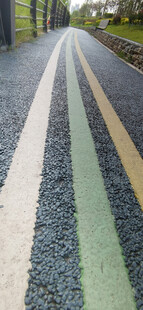 多彩条纹的美丽道路