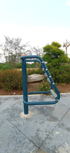 户外蓝色健身器材
