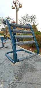 户外蓝色健身器材