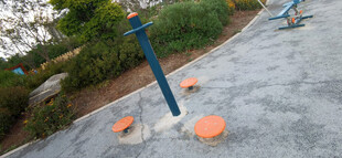 户外儿童游乐设施场景