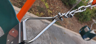 金属链条与机械部件特写