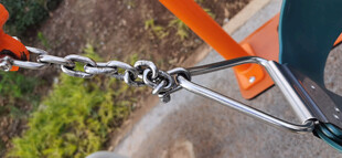 儿童秋千安全链特写