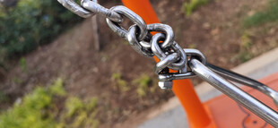 橙色机械上的金属链条