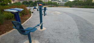 户外蓝色健身器材设施