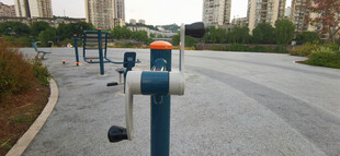 户外健身器材局部特写