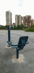 户外空旷处的蓝色健身器材