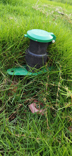 草地上的灌溉设备