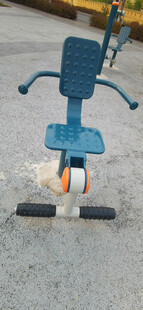 户外蓝色健身器材