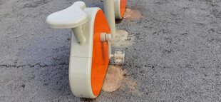 橙色白边脚轮特写