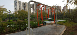 城市公园中的亲子秋千