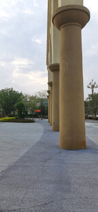 户外黄色圆柱景观