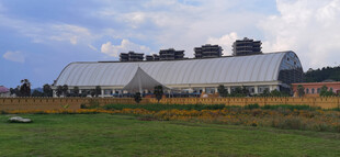 田野中的大型白色建筑