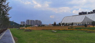 户外开阔绿地与建筑景观