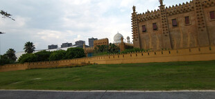 古老城堡前的开阔绿地